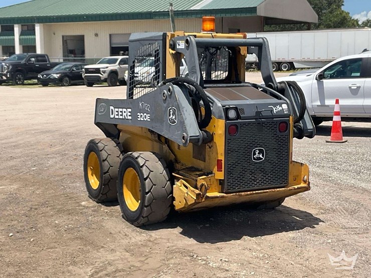 2015-deere-320e-image-4