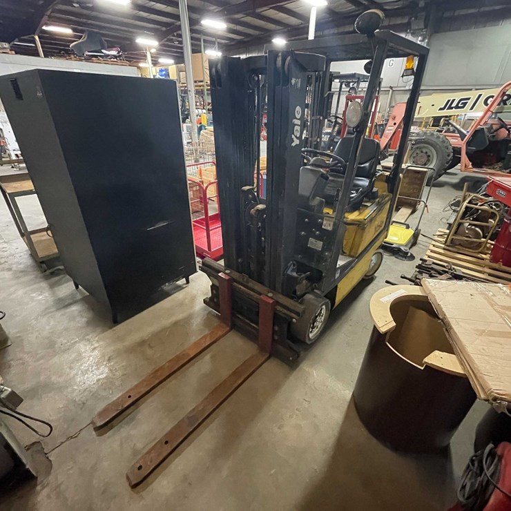 #1501 • Yale 3000lb Capacity Forklift (Wall E)
