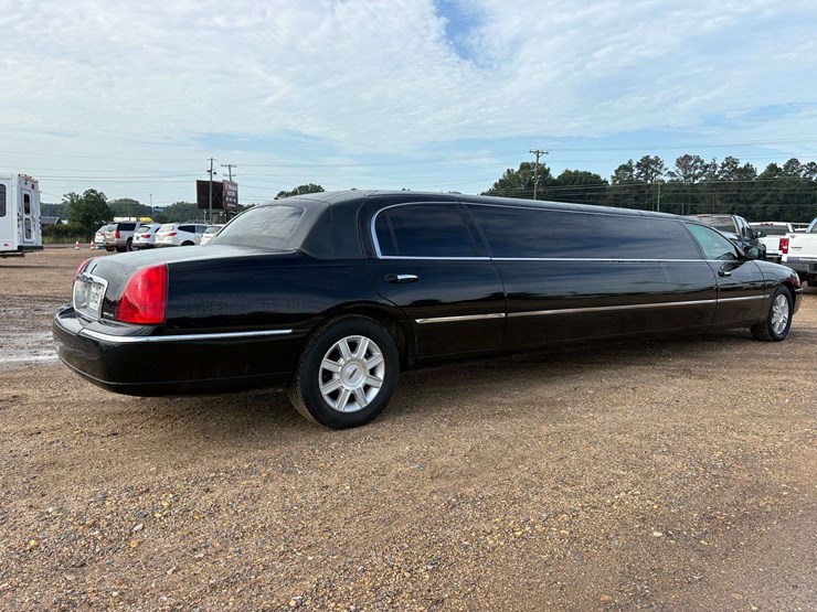 2008-lincoln-town-car-limousine-(86,235-miles)-image-3