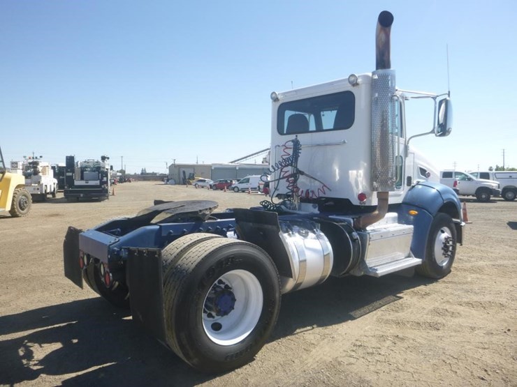 2013-peterbilt-384-image-3