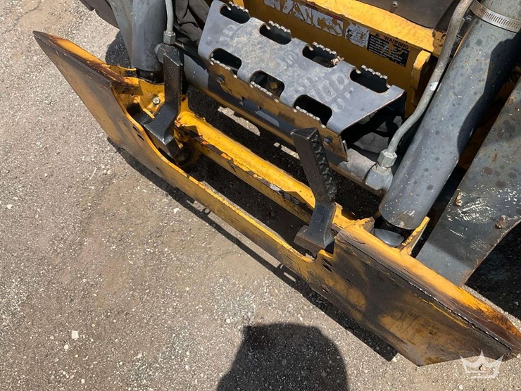 2015-deere-320e-image-13