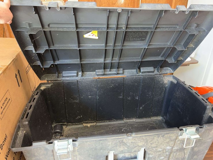 27-gallon-tote-with-locks-and-wheels-image-4