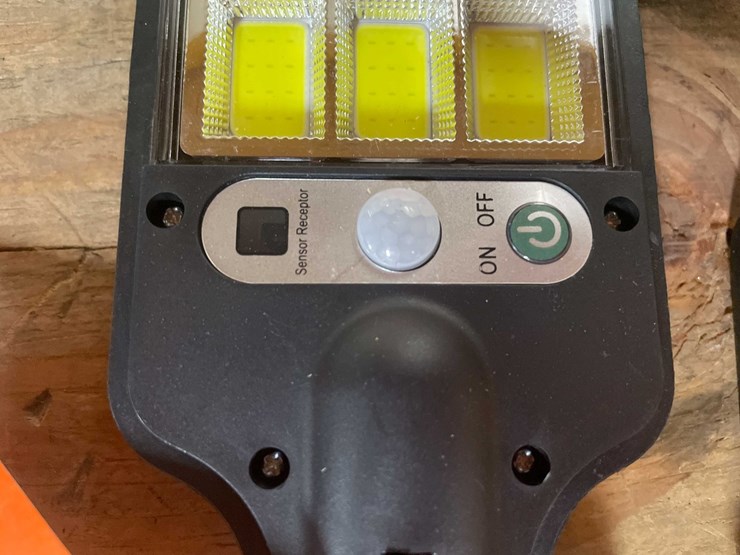 #2694-•-led-parking-lot/-yard-light-(pr12)-image-3