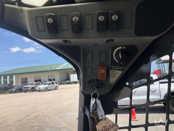 2015-deere-320e-image-9
