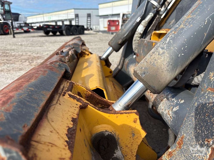 2020-deere-325g-image-11