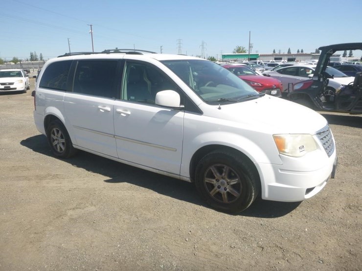 2010-chrysler-town-&-country-image-2