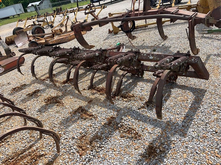 8-row-chisel-plow-image-5