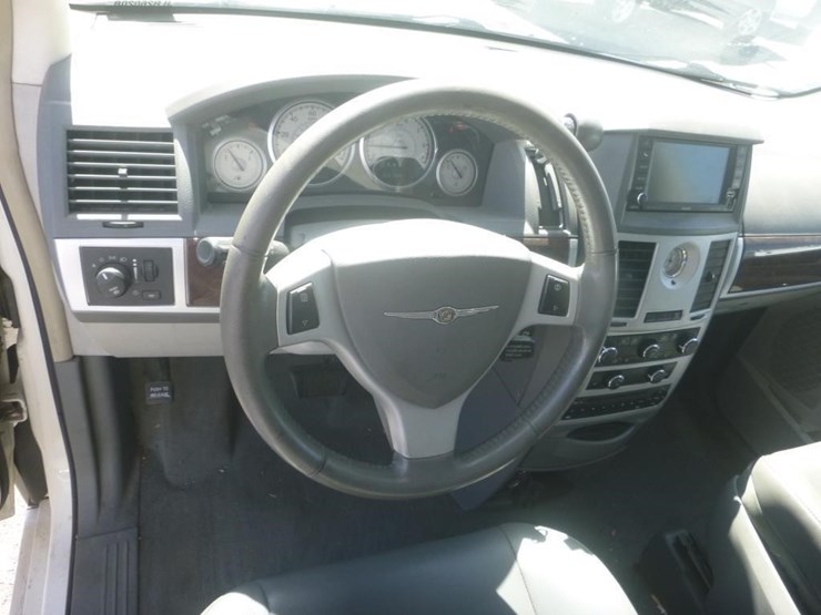 2010-chrysler-town-&-country-image-11