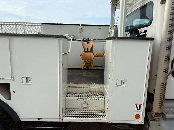 2013-freightliner-m2-106-image-27