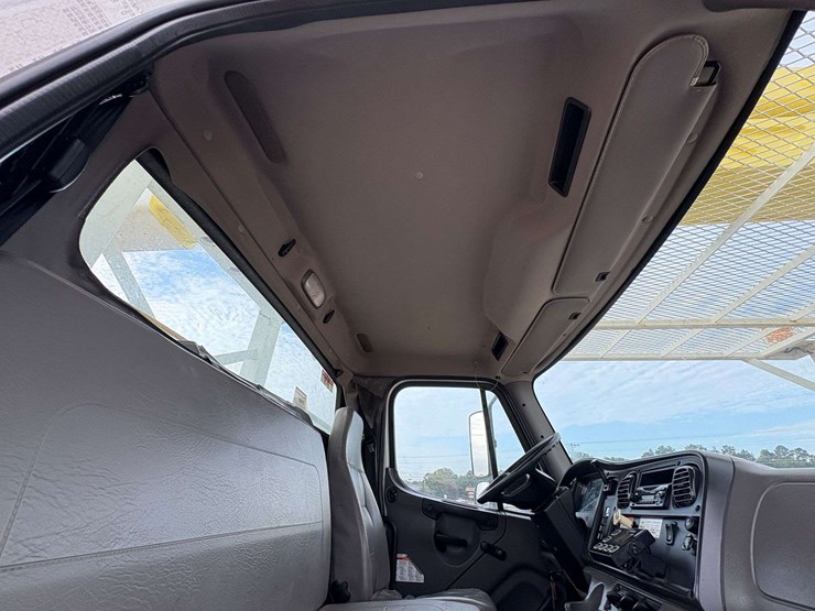 2013-freightliner-m2-106-image-21