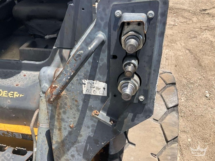 2015-deere-320e-image-23