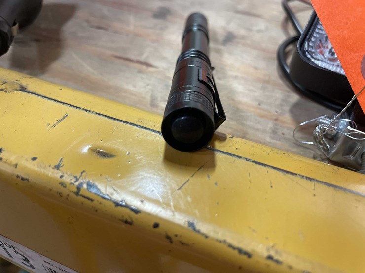 #2688-•-(4)-led-mechanic's-flashlights-(pr12)-image-4