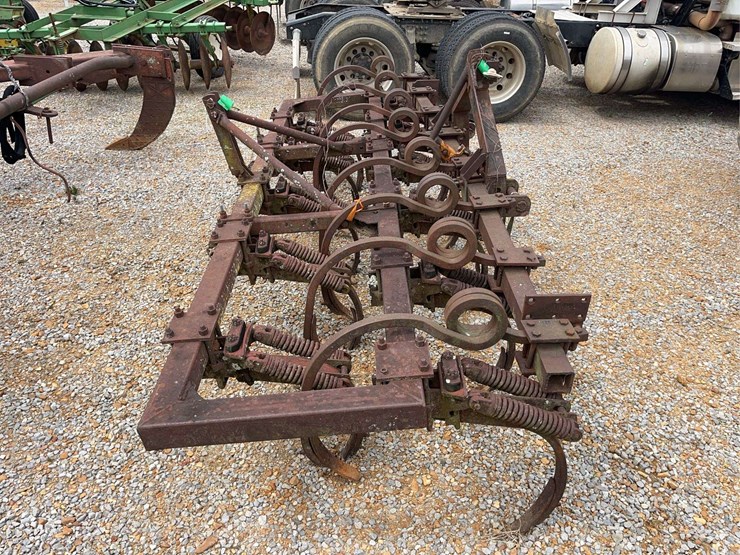 8-row-chisel-plow-image-1