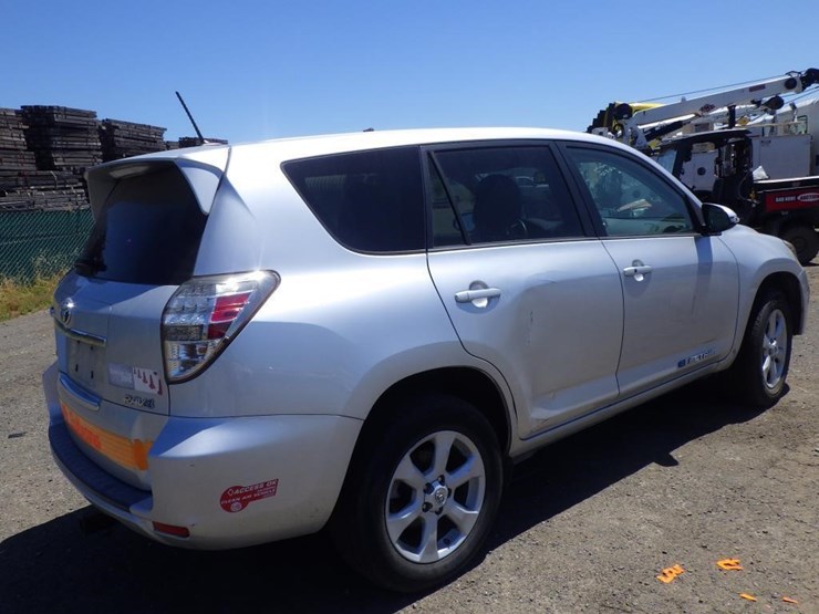2014-toyota-rav4-image-3