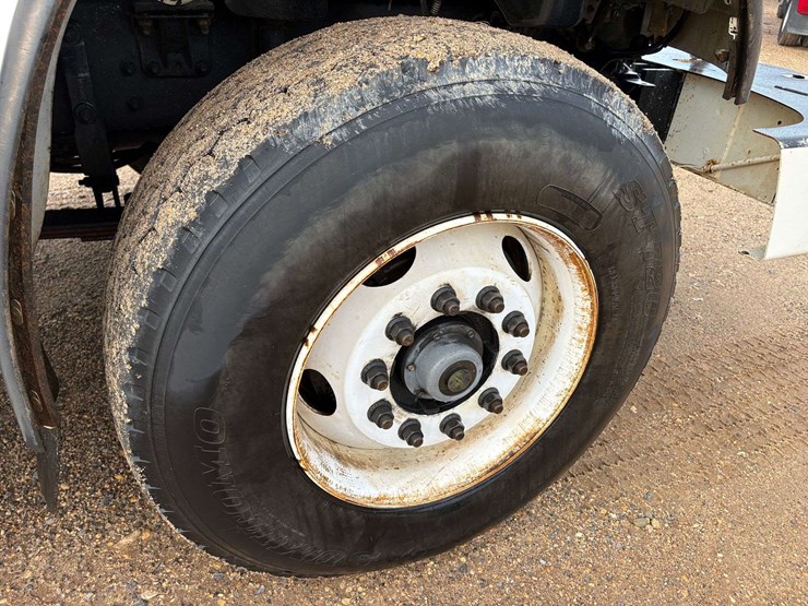 2013-freightliner-m2-106-image-9