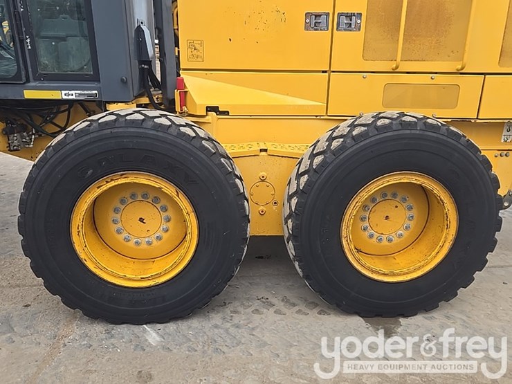 2011-deere-772g-image-10