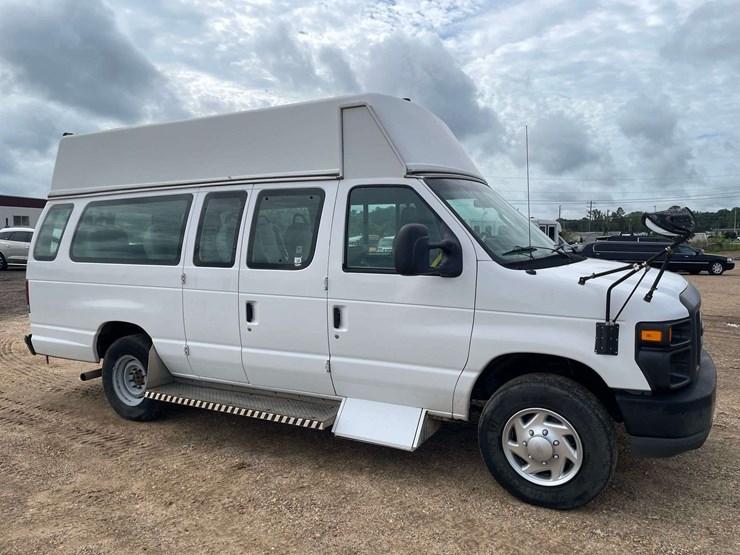 2010-ford-e350-image-4