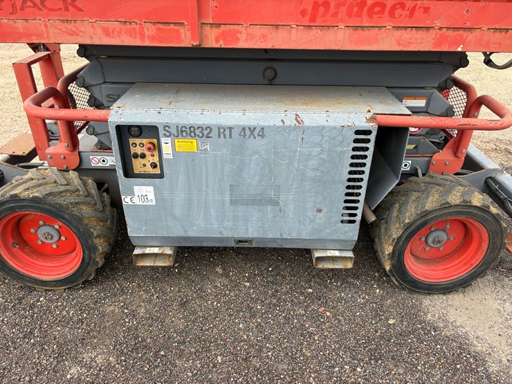 2014-skyjack-sj6832rt-image-15