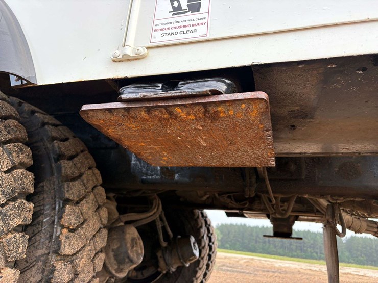 2013-freightliner-m2-106-image-45