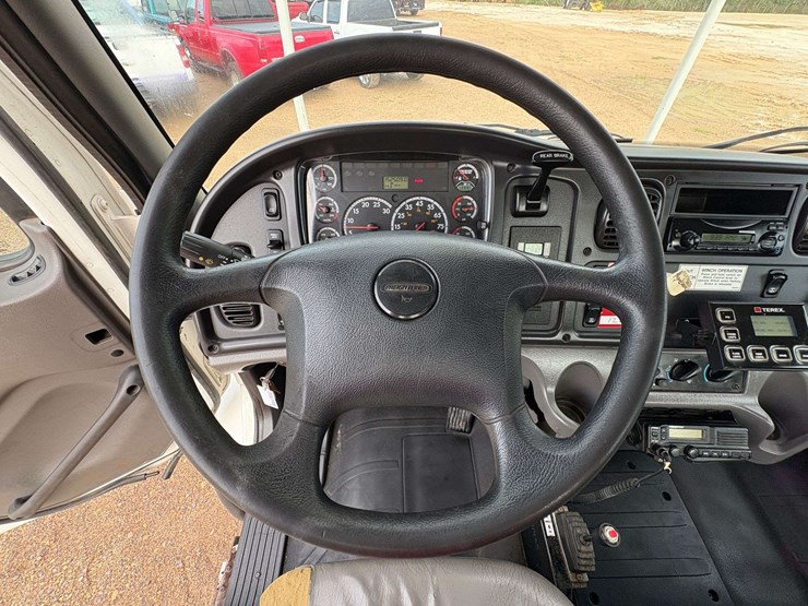 2013-freightliner-m2-106-image-15