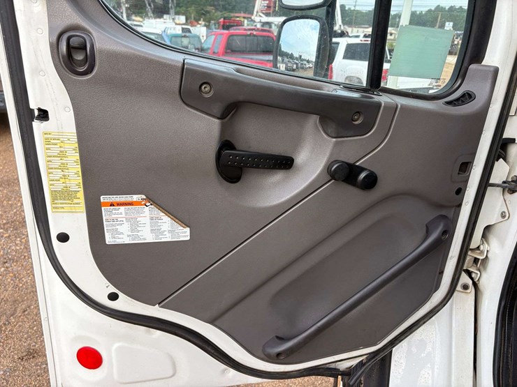 2013-freightliner-m2-106-image-12