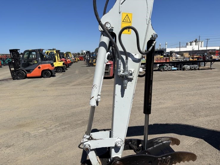 2016-takeuchi-tb240-image-17
