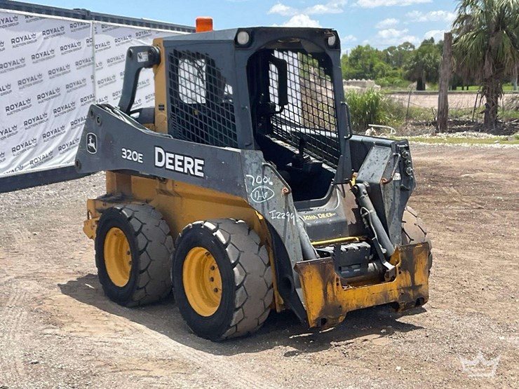 2015-deere-320e-image-2