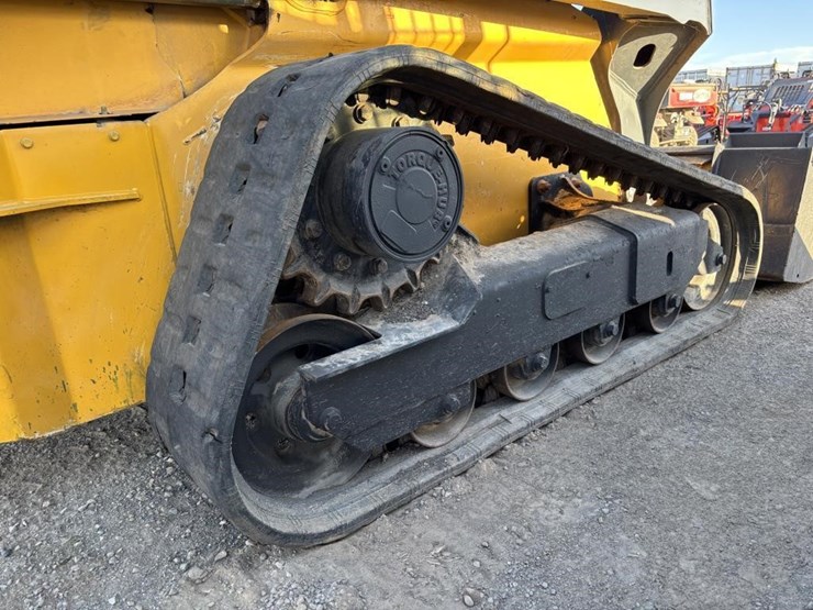 2018-deere-323e-image-17