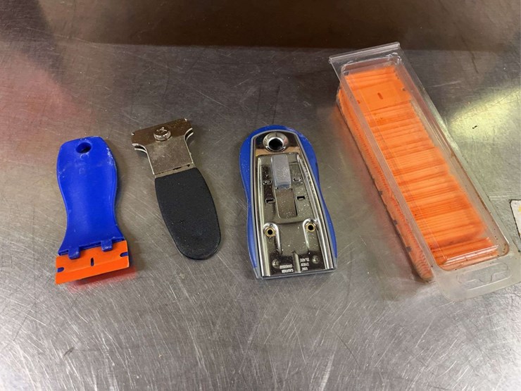 box-of-suction-lifters-image-5