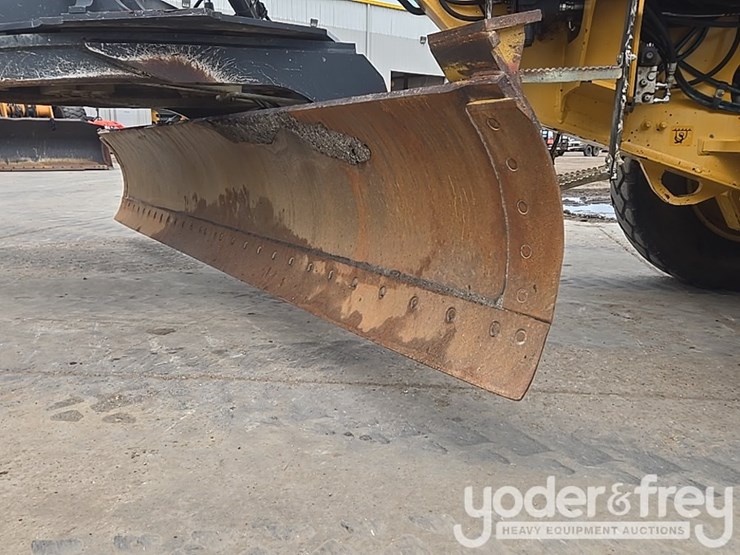 2011-deere-772g-image-13