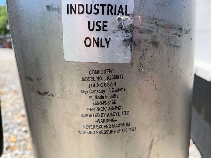 (2)-stainless-industrial-chemical-sprayers-image-7