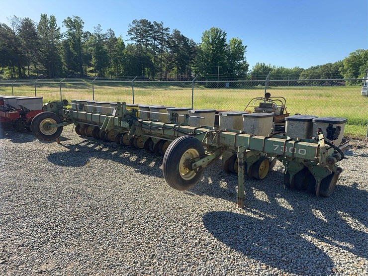 john-deere-7300-image-3