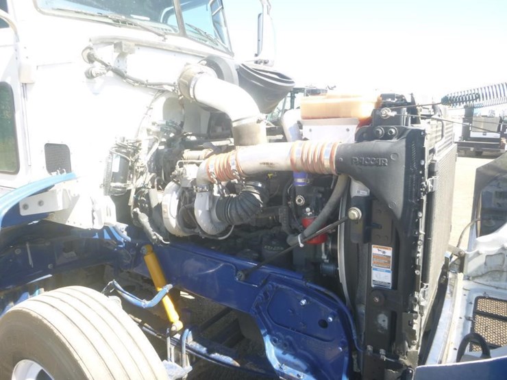 2013-peterbilt-384-image-14