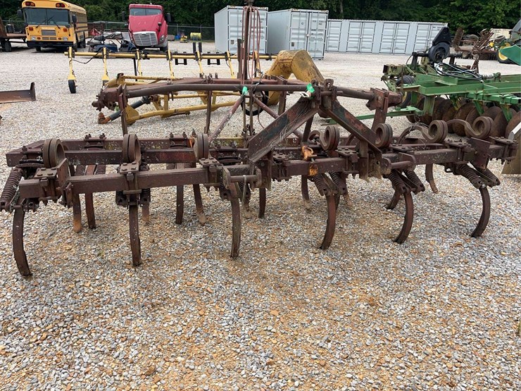 8-row-chisel-plow-image-2