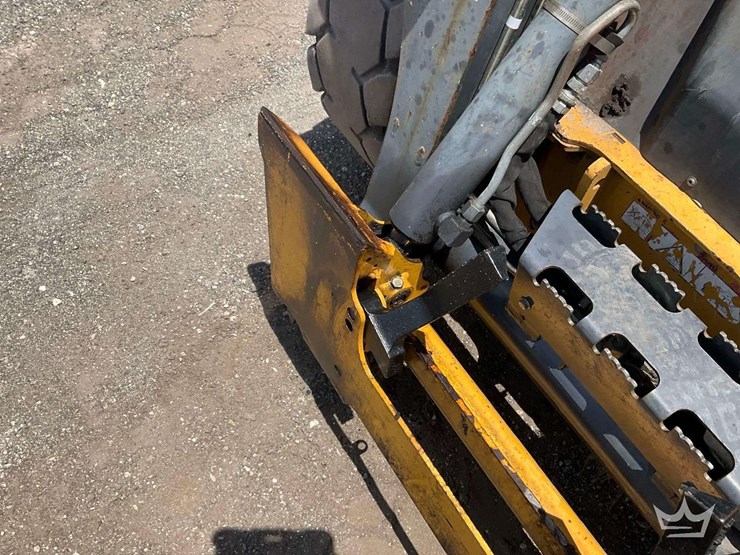 2015-deere-320e-image-22
