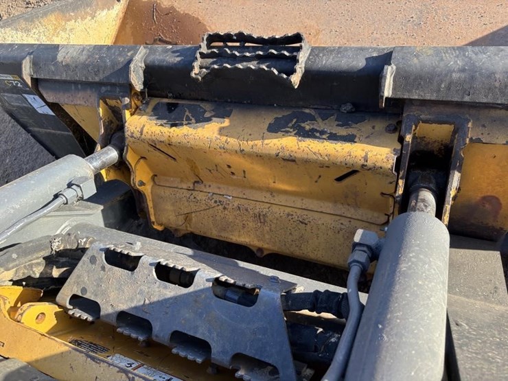 2018-deere-323e-image-11