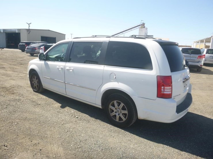 2010-chrysler-town-&-country-image-4