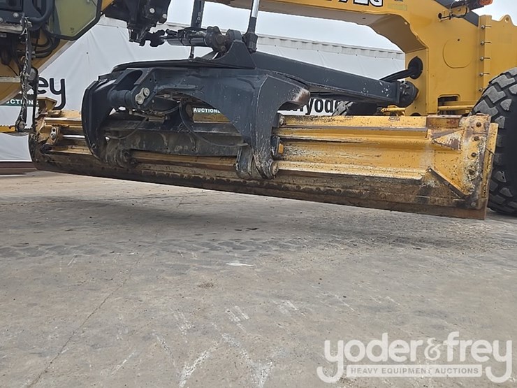 2011-deere-772g-image-15