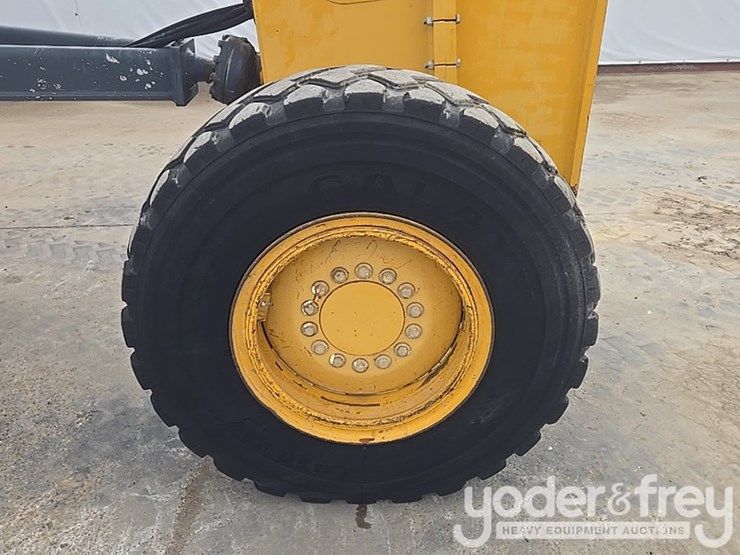 2011-deere-772g-image-11