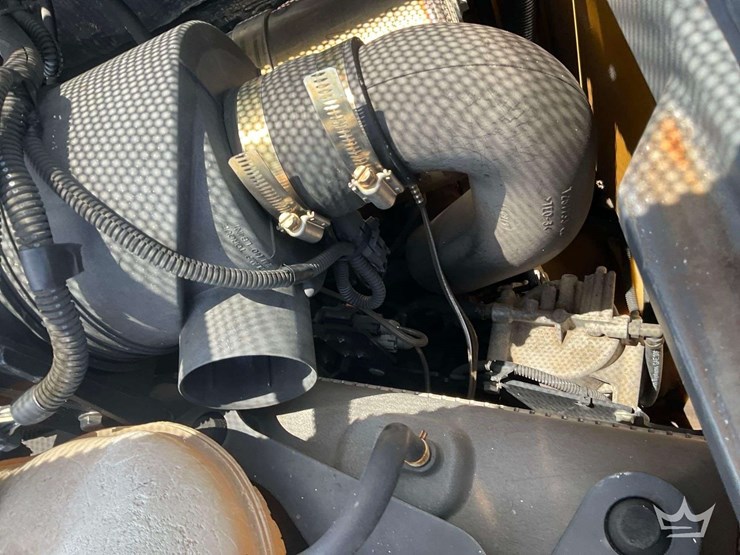 2015-deere-320e-image-16