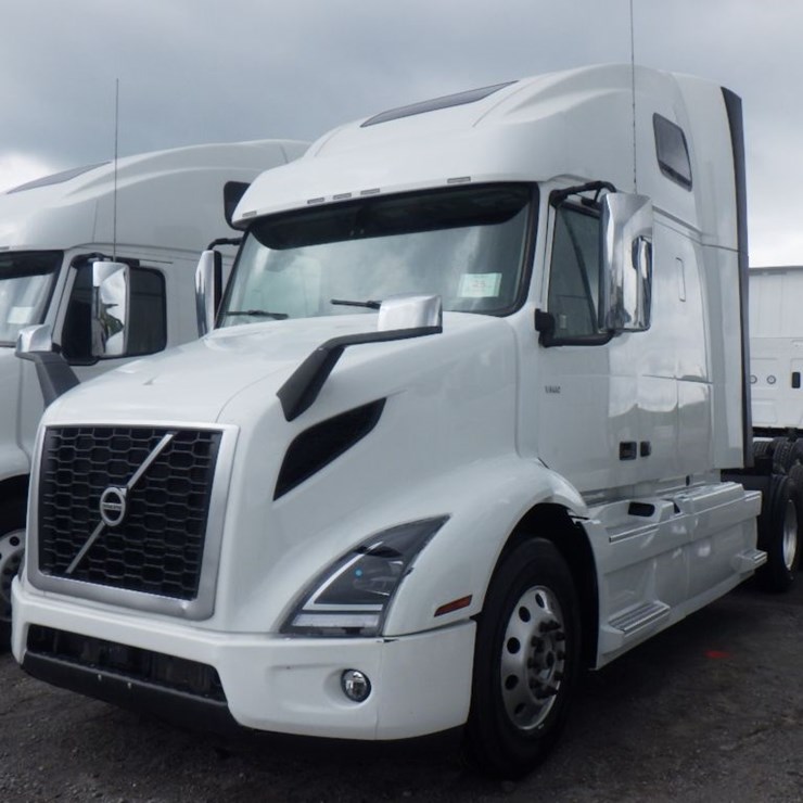 2023 VOLVO VNL660