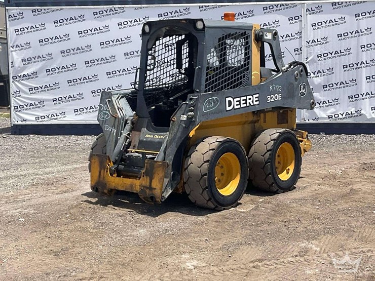 2015-deere-320e-image-1