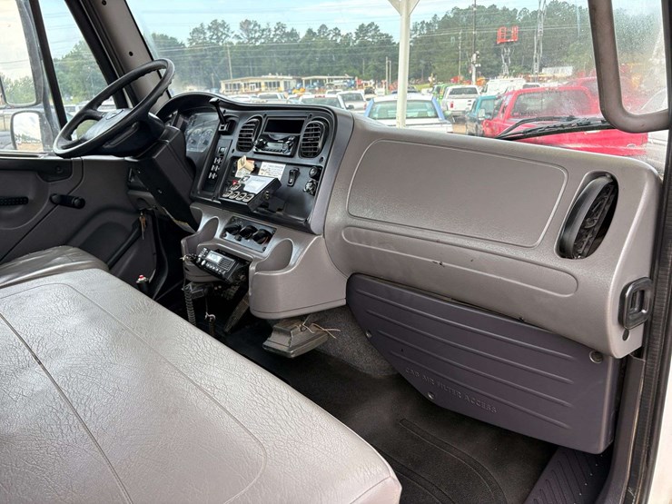 2013-freightliner-m2-106-image-23