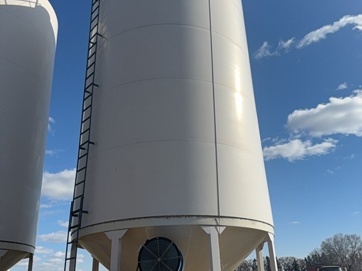 meridian-5000-bushel-hopper-bin-with-fan,-this-bin-is-designed-for-fertilizer,-however-it-has-never-had-fertilizer-in-it.-grain-only.-excellent-shape.-image-2