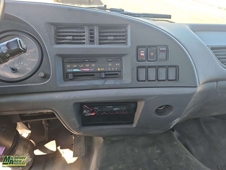 2001-gmc-t7500-image-18