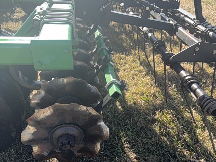 summers-40’-supercoulter-plus-vertical-tillage,-equipped-with-summer’s-heavy-duty-3-bar-harrows-and-rolling-baskets-image-17