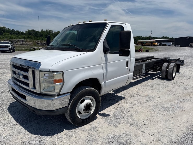 2011-ford-e450-image-1