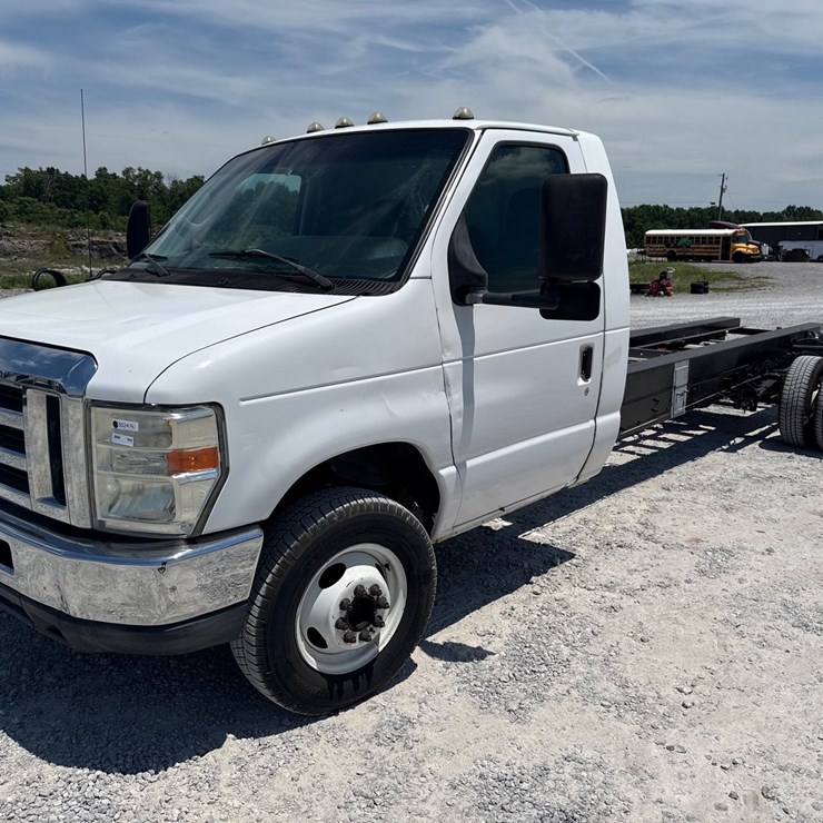 2011 FORD E450