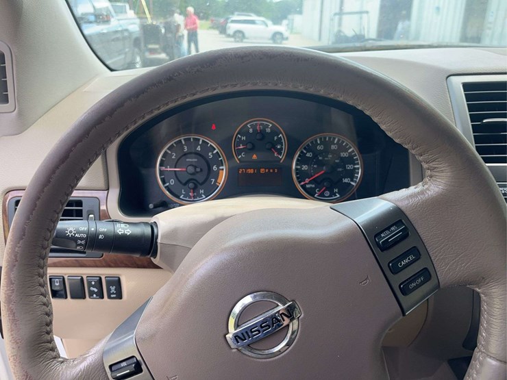 2011-nissan-armada-image-11