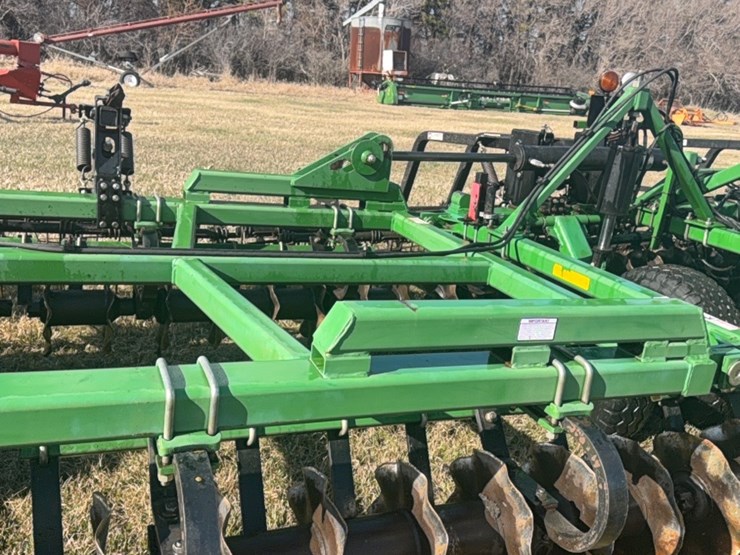 summers-40’-supercoulter-plus-vertical-tillage,-equipped-with-summer’s-heavy-duty-3-bar-harrows-and-rolling-baskets-image-53